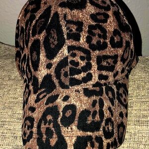 Women’s Fashion Hat… two- toned adjustable brand new